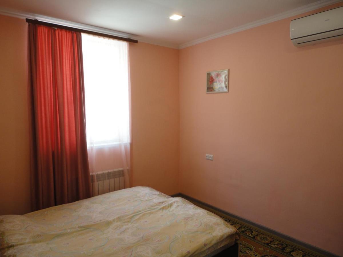 Like Home Guesthouse & Tours 예레반 외부 사진