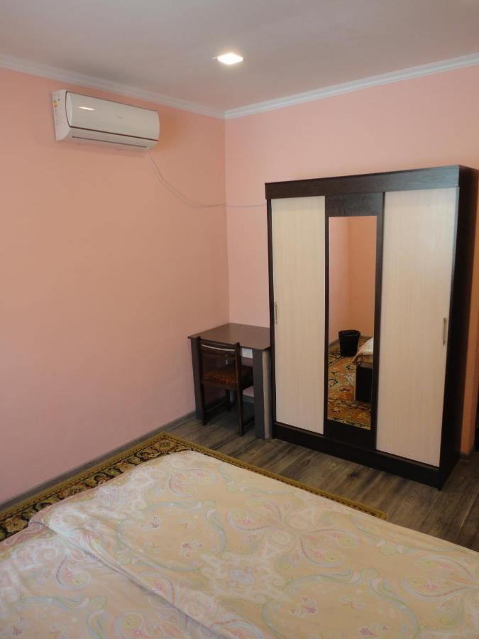 Like Home Guesthouse & Tours 예레반 외부 사진