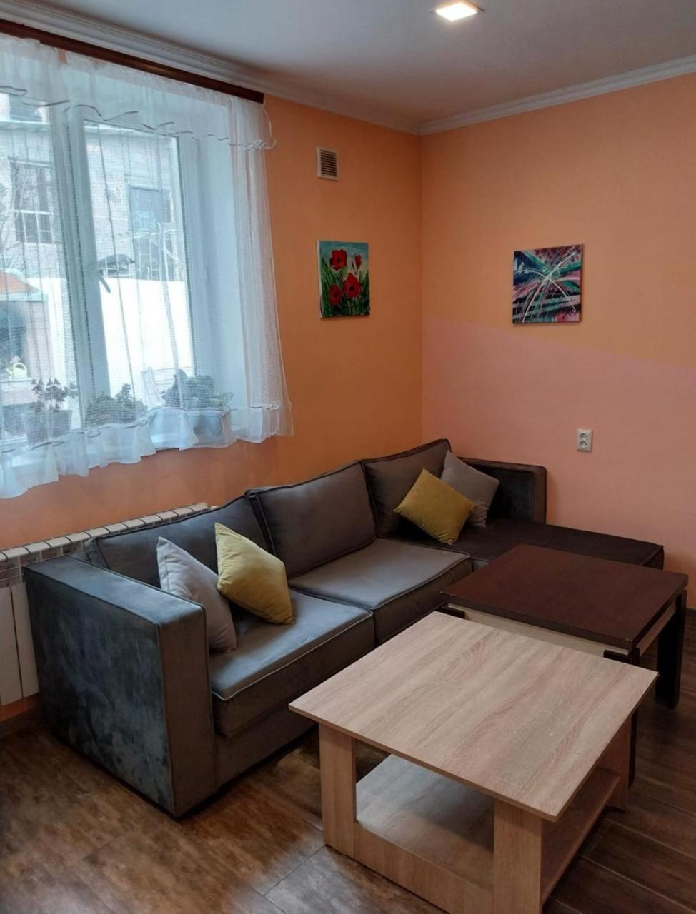 Like Home Guesthouse & Tours 예레반 외부 사진