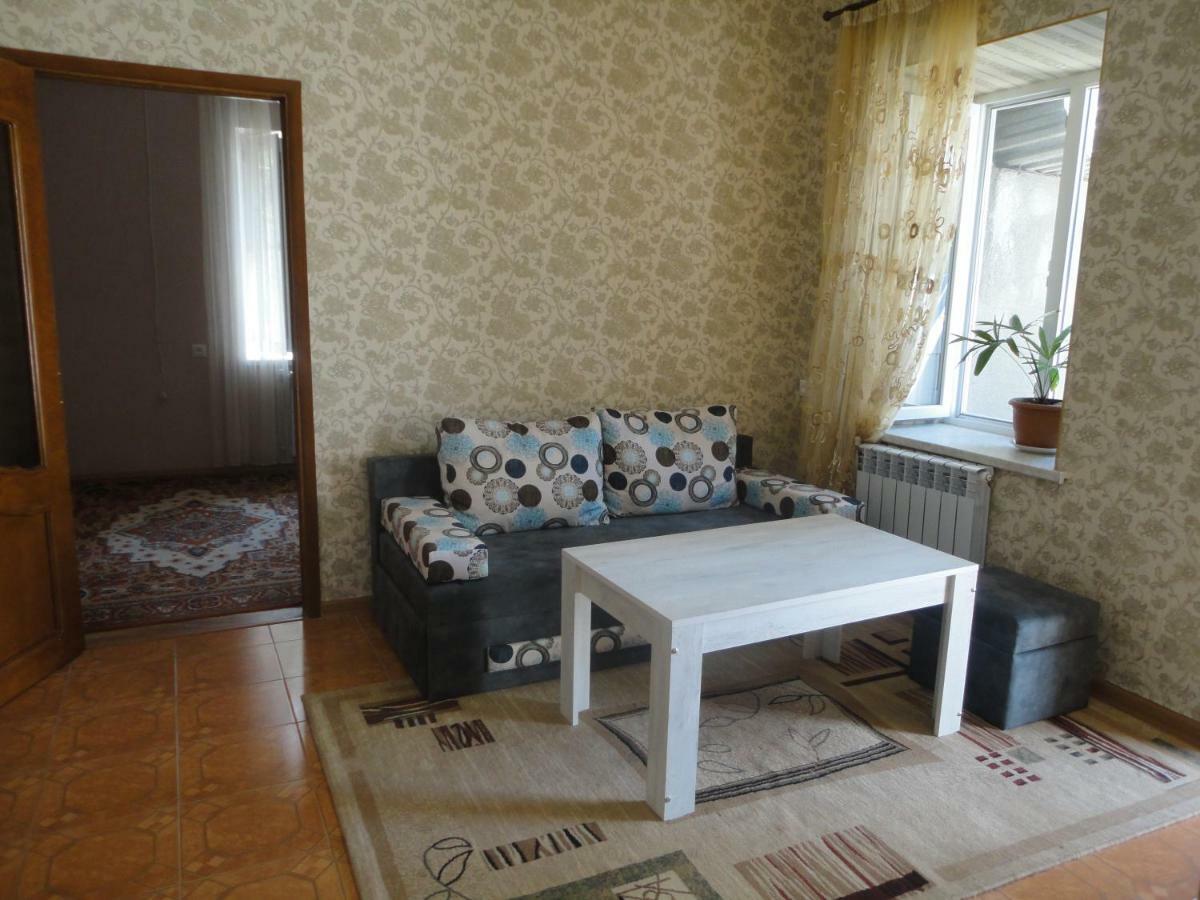 Like Home Guesthouse & Tours 예레반 외부 사진